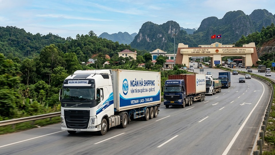 Đoàn xe container xuất bến Cửa khẩu Lao Bảo