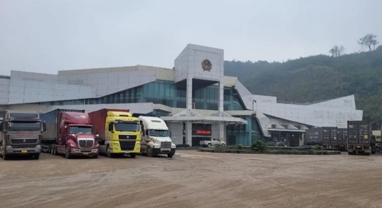 Vận chuyển hàng qua cửa khẩu Lao Bảo