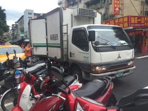 President20Logistics20International20Driver20Checking20Truck20Cargo20before20Leave2020160908
