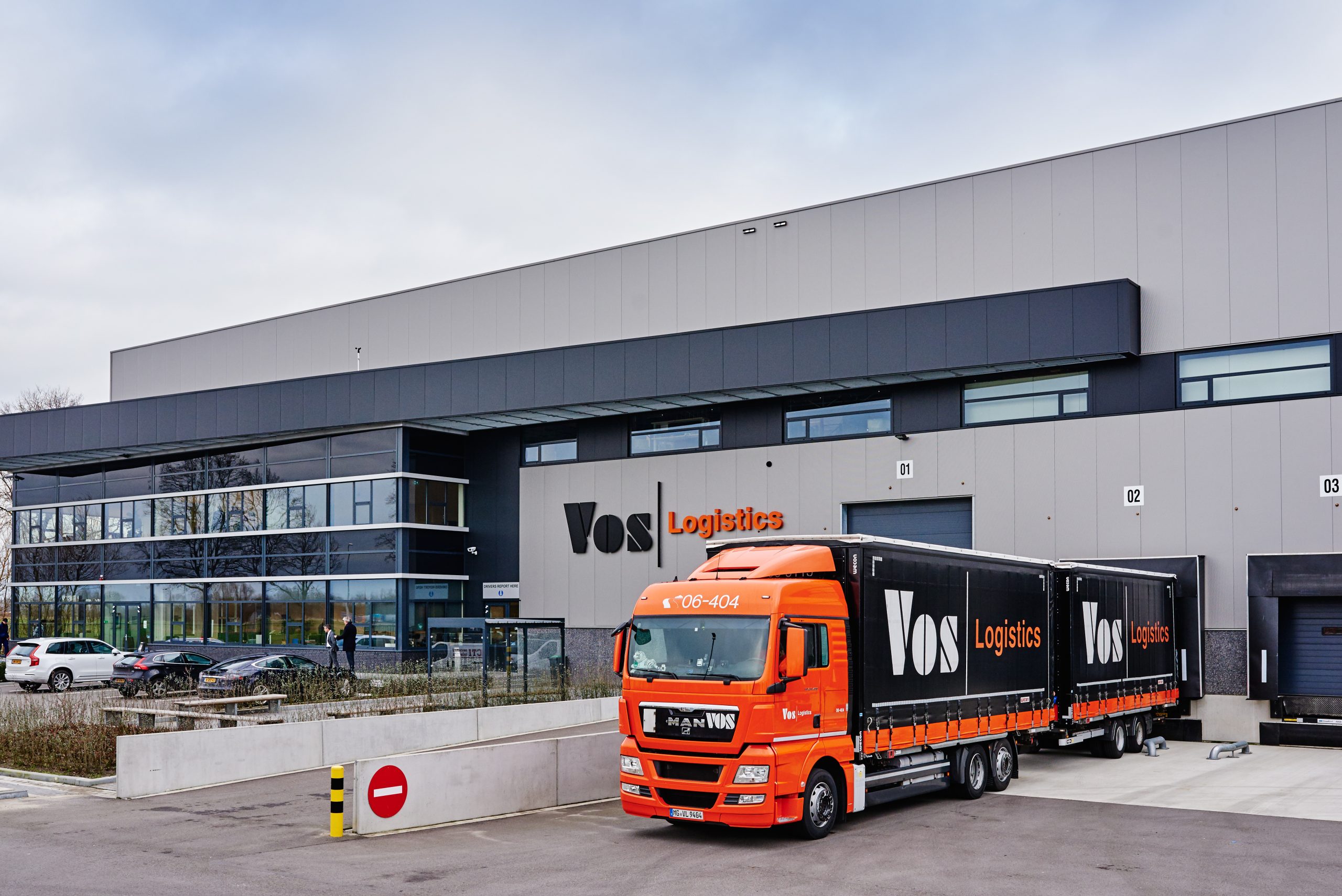 Vận chuyển h&agrave;ng đi Campuchia bằng xe tải, gom h&agrave;ng v&agrave; trung chuyển tại kho logistics.